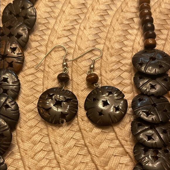 Earthy Coconut and Metallic Silver Necklace set - Picture 7 of 9